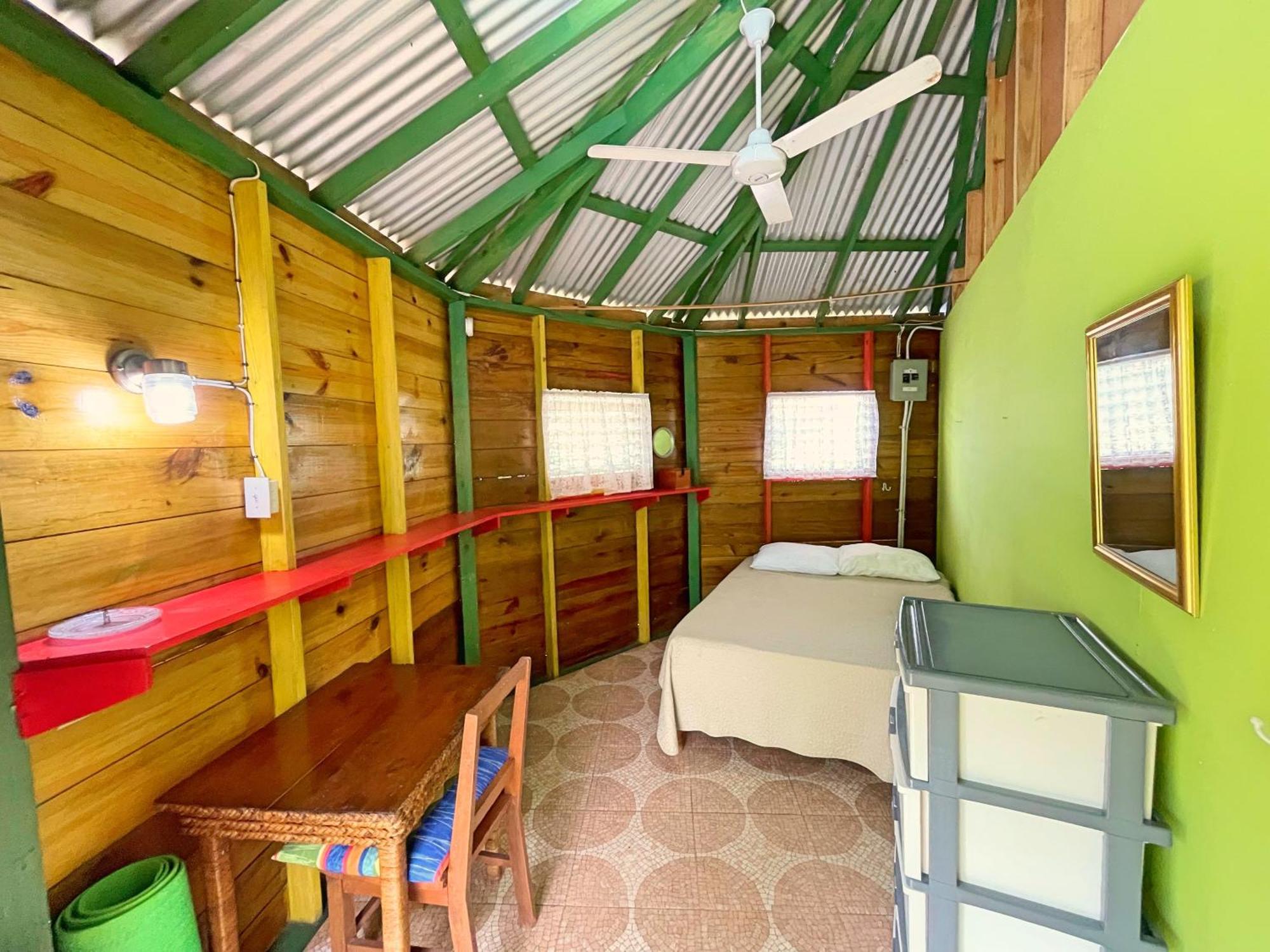 Judy House 2 - Lewis Backpacker Hostel Little Bay Szoba fotó